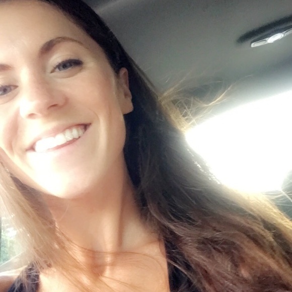 Meet your Posher, Nicole - Picture 1 of 2